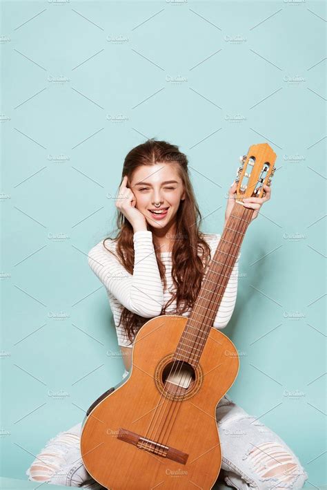 photoshoot poses with guitar